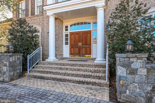 730 Strawfield Ln, Great Falls, VA 22066-2737