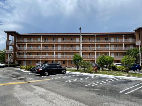 17350 67th Ave, Hialeah FL  33015-4257 exterior