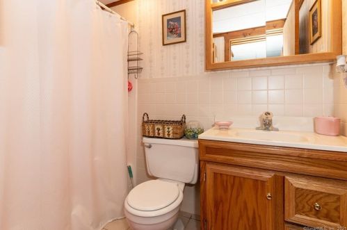 63 Red Oak Hill Rd, Farmington CT  06032-2201 exterior