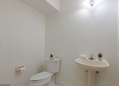 18 Springholm Dr, Berkeley Heights NJ  07922-2721 exterior