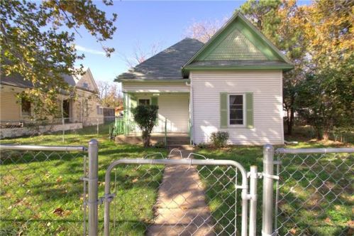 111 Lone Star Ave, Cleburne, TX 76031-3226