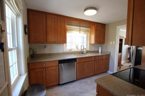 10 Patriots Sq, North Windham, CT 06250-1517