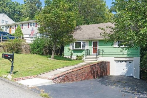 215 Hiawatha Blvd, Oakland NJ  07436-3619 exterior