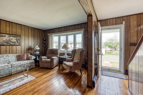 257 Riviera Pkwy, North Lindenhurst, NY 11757-6118