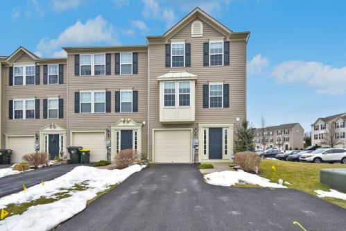 7884 Red Hawk Ct, Breinigsville, PA 18031-1599