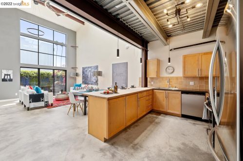 2858 Helen St, Oakland CA  94608-4028 exterior