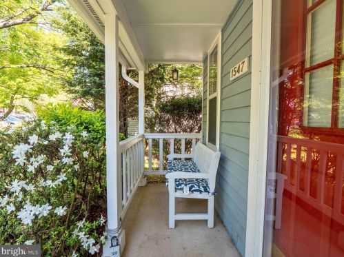 1547 Twisted Oak Dr, Herndon, VA 20194-1541