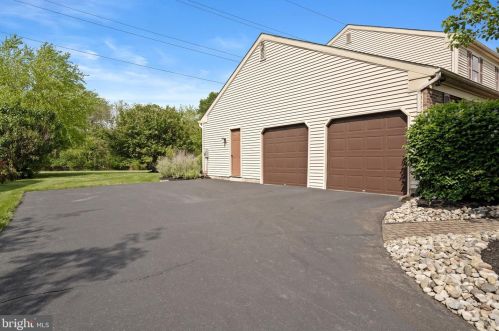 29 Winthrop Rd, Lawrence Township NJ  08648-1557 exterior