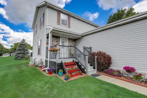 628 Wellington Dr, West Bend, WI 53090-2875