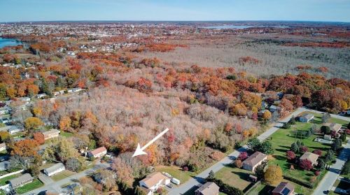 121 Fir Ave, Tiverton RI  02878-1640 exterior