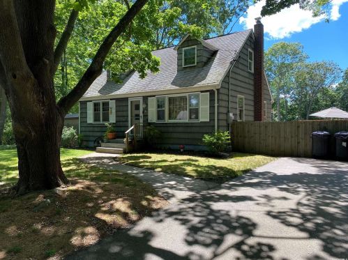 8 Yaphank Ave, Brookhaven, NY 11719-9541
