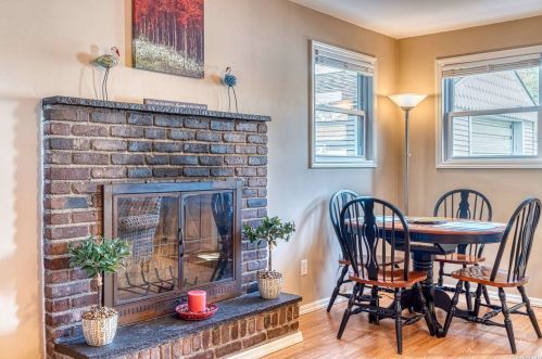 20 Ginny Ln, Bethpage, NY 11714-5906