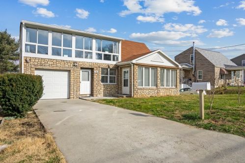 710 Ascension Dr, Pittsburgh, PA 15122-3804