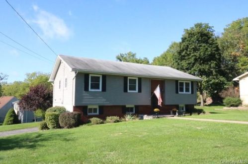 147 Wait St, Walden, NY 12586-1325