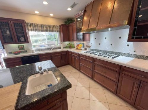 3304 Silver Oak Ln, Vista CA  92084-6614 exterior