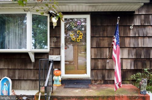 8 Henry St, Palmyra, NJ 08065-1824