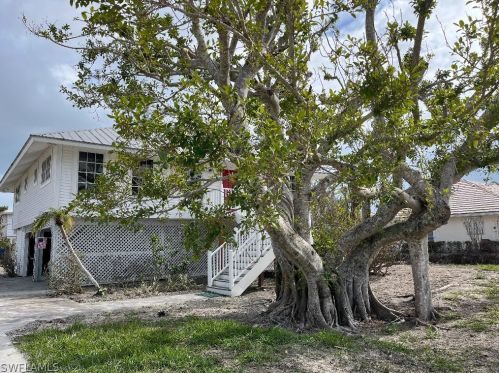 220 Palm Lk Dr, Sanibel FL 33957-5601 exterior