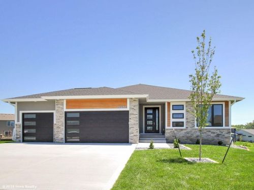 16400 Deerview Dr, Des Moines, IA 50323