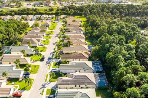 556 Indian Key Dr, Fort Pierce FL  34986-2051 exterior