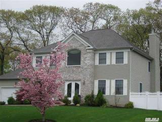 9 Rolling Wood Ct, Hauppauge, NY 11788-4376
