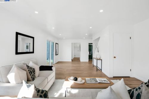 221 Cambridge Ave, San Leandro CA  94577-1825 exterior