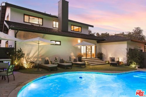 3584 Sepulveda, Van Nuys CA 91402-4305 exterior