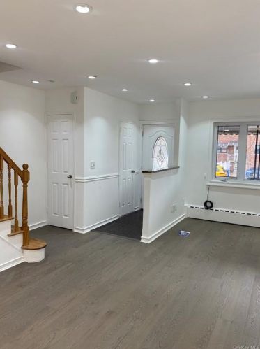 906 Huntington Ave, Bronx, NY 10465-1942