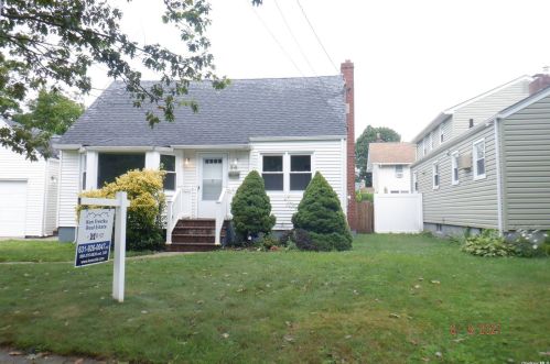 34 Liberty Ave, North Lindenhurst, NY 11757-4824