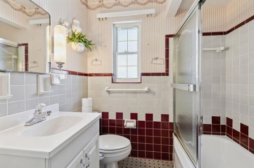 323 Swan Cir, Covington KY  41018-1937 exterior