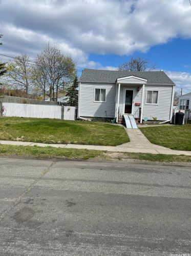 22 Santa Barbara Rd, North Lindenhurst, NY 11757-6729