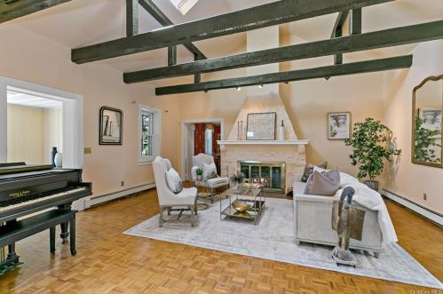 100 Woodland Dr, Pleasantville, NY 10570-3612