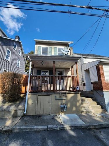 133 Railroad St, Catasauqua, PA 18032-1960
