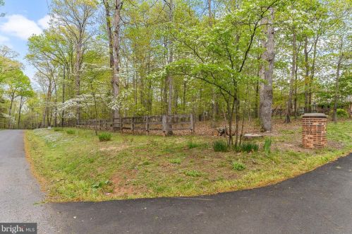 10085 Fox Hound Dr, Nokesville VA  20181-1431 exterior