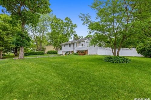 5 Autumn Dr, Elwood, NY 11731-2601