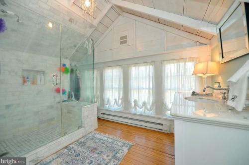 21 Loudoun St, Lovettsville VA  20180-8513 exterior