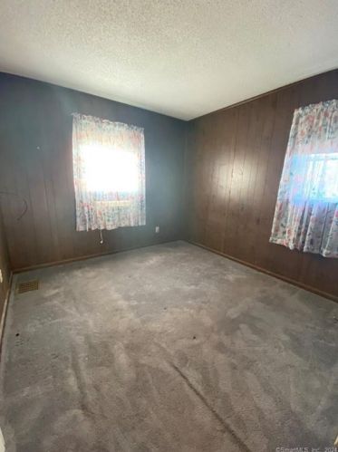 6 Traders Ct, Norwich CT  06360-7018 exterior