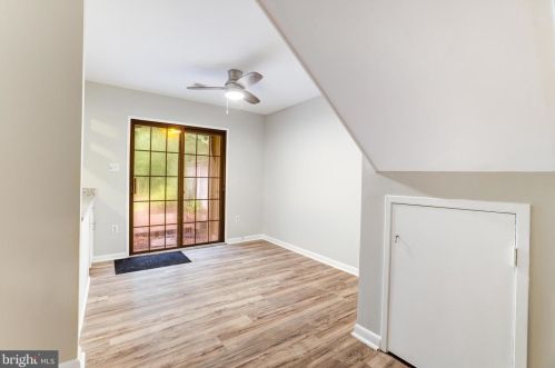 2053 Headlands Cir, Herndon VA  20191-3642 exterior