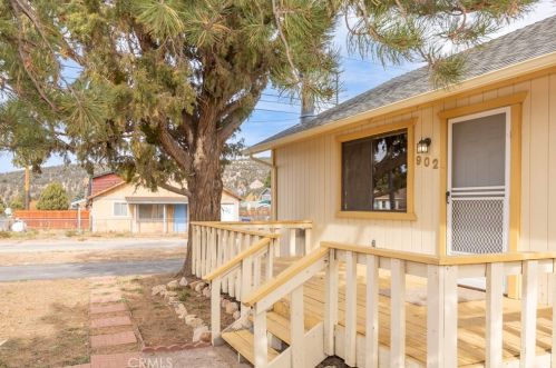 902 E Ln, Big Bear City, CA 92314-9248