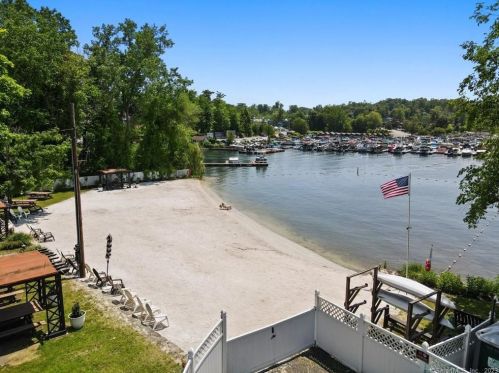 5 Main Dr, Brookfield Center, CT 06804-1609