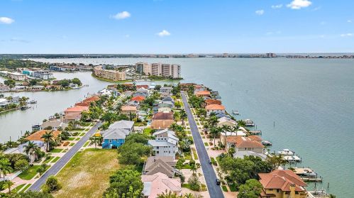 5904 Bayview Cir, Saint Petersburg FL  33707-3930 exterior