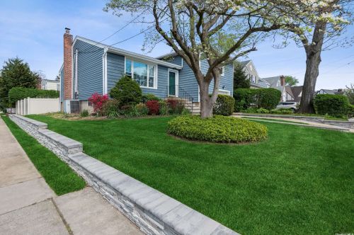 73 Whittier St, Lynbrook, NY 11563-1017