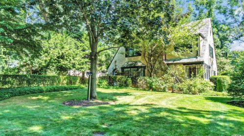 16 Oak Dr, Great Neck, NY 11021-1810