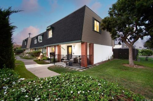 20212 Magnolia St, Huntington Beach, CA 92646-5222