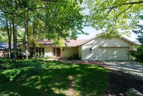 21668 Meadows Edge Ln, Cleveland, OH 44149-2802