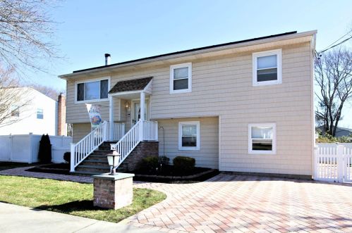 536 East Dr, North Lindenhurst, NY 11757-3103