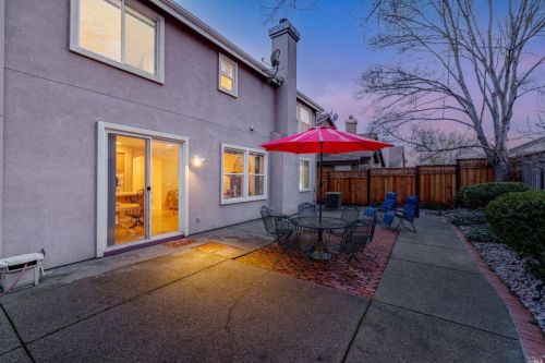 1409 Birdie Dr, Windsor CA  95492-8717 exterior