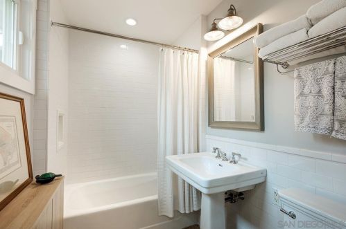 3077 Ducommun Ave, San Diego CA 92122-2221 exterior