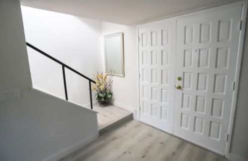 27238 Lakehurst Ave, Santa Clarita, CA 91351-1051