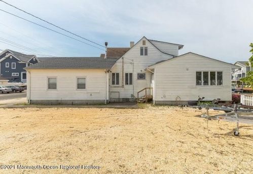 30 Halsey Dr, Bricktown, NJ 08723-7510