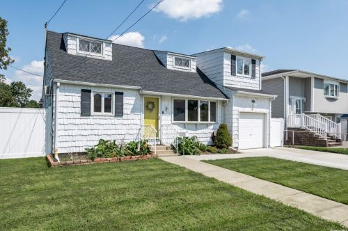 124 2nd Ave, North Lindenhurst, NY 11757-1109